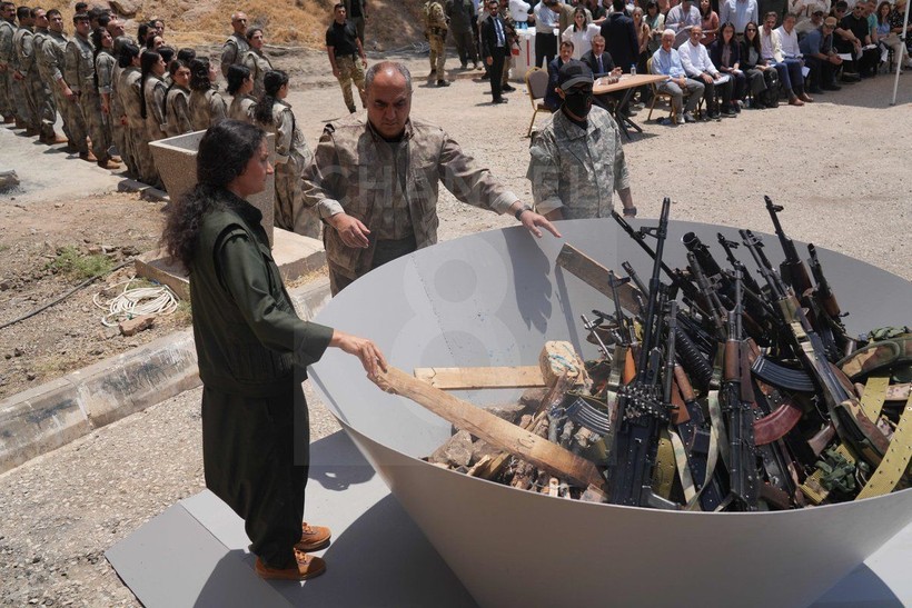 PKK'nin silah bırakma töreninden tarihi görüntüler - Resim: 3