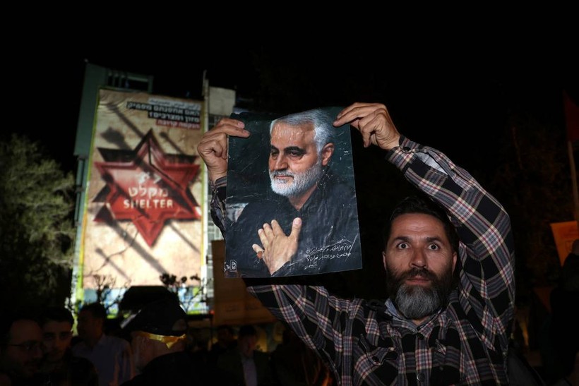 İsrail'e misilleme sonrası Tahran'da Filistin bayrakları ve Kasım Süleymani posterleriyle kutlama - Resim: 6
