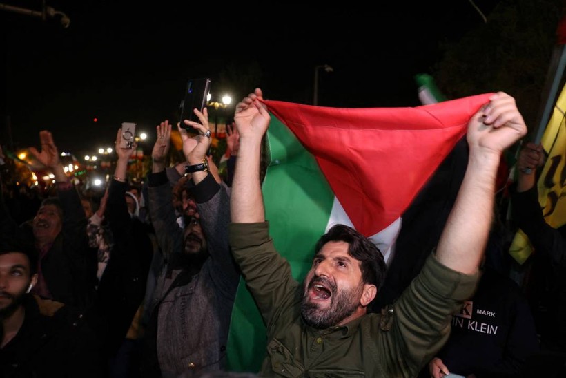 İsrail'e misilleme sonrası Tahran'da Filistin bayrakları ve Kasım Süleymani posterleriyle kutlama - Resim: 9