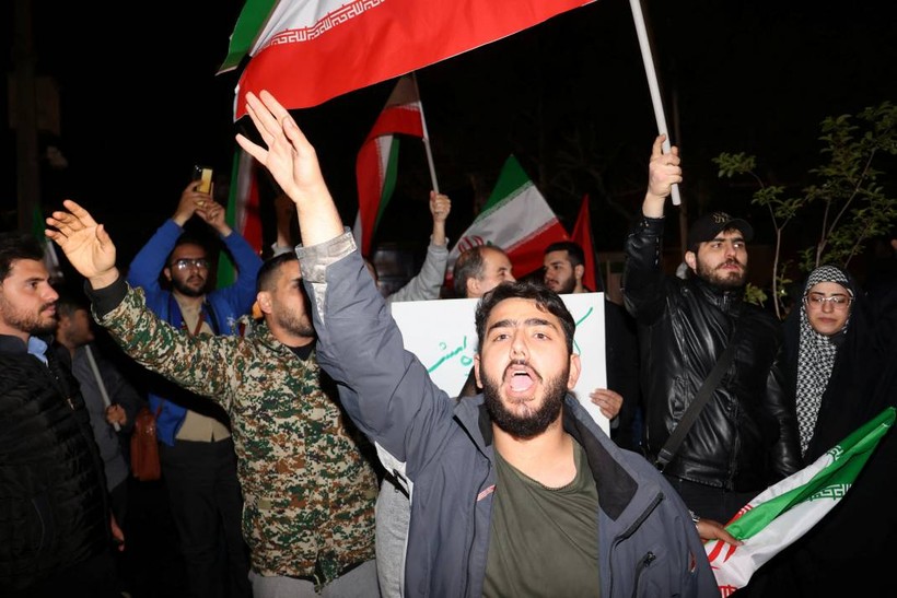 İsrail'e misilleme sonrası Tahran'da Filistin bayrakları ve Kasım Süleymani posterleriyle kutlama - Resim: 8