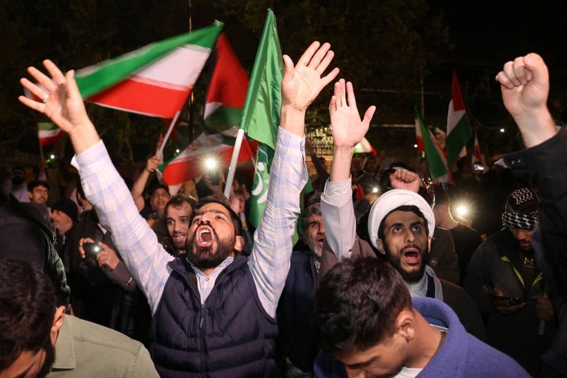 İsrail'e misilleme sonrası Tahran'da Filistin bayrakları ve Kasım Süleymani posterleriyle kutlama - Resim: 4