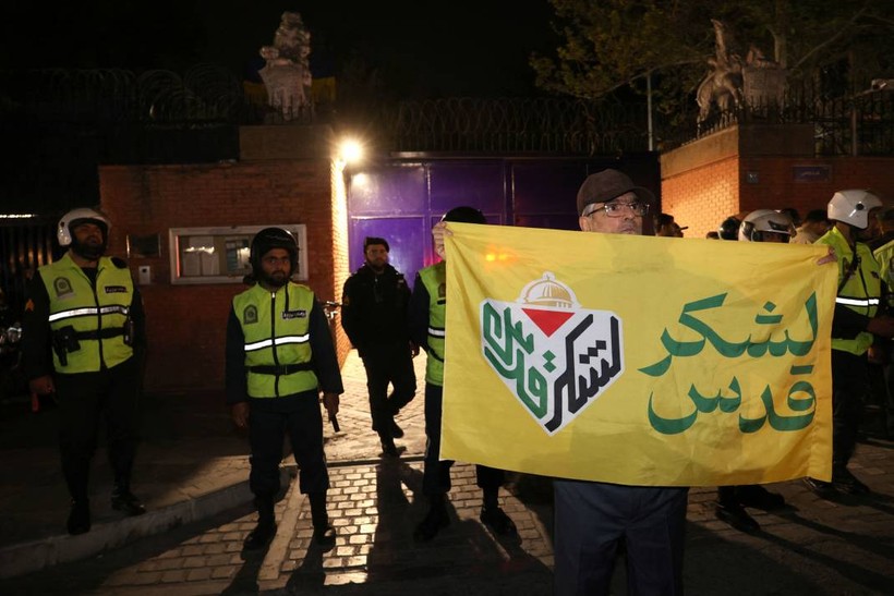 İsrail'e misilleme sonrası Tahran'da Filistin bayrakları ve Kasım Süleymani posterleriyle kutlama - Resim: 5