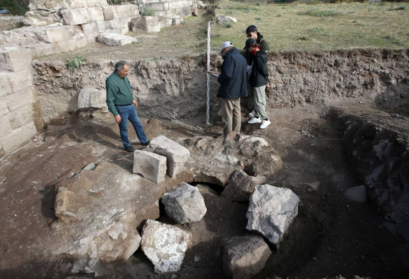Eski Ahlat Şehri Kalesi'ndeki kazılarda su sarnıcı ortaya çıkarıldı - Resim: 13