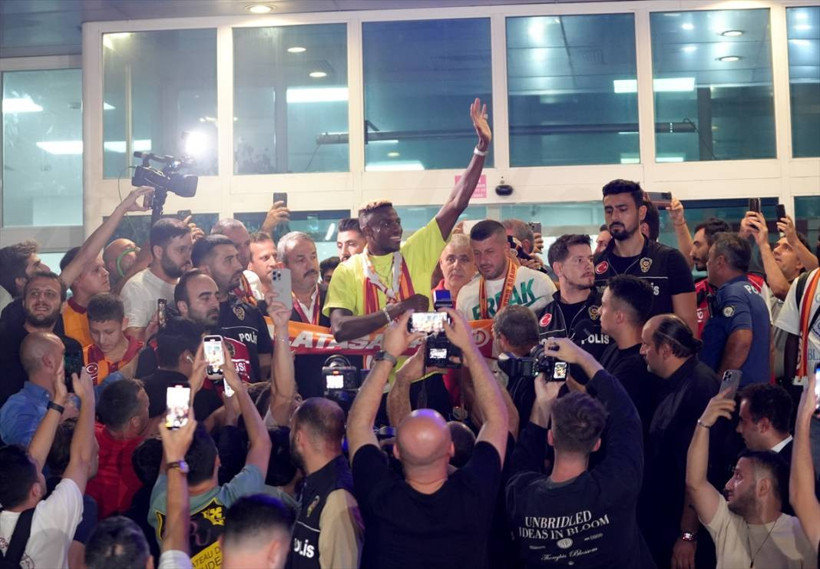 Victor Osimhen İstanbul'a geldi, ilk üçlüsünü çektirdi - Resim: 12