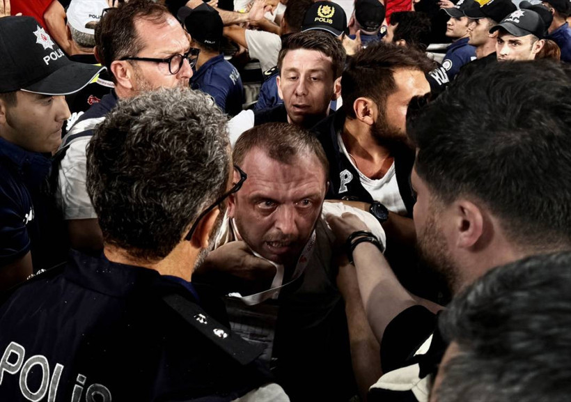 Fenerbahçe-Göztepe maçında Ali Koç'u iten kişi gözaltına alındı - Resim: 7