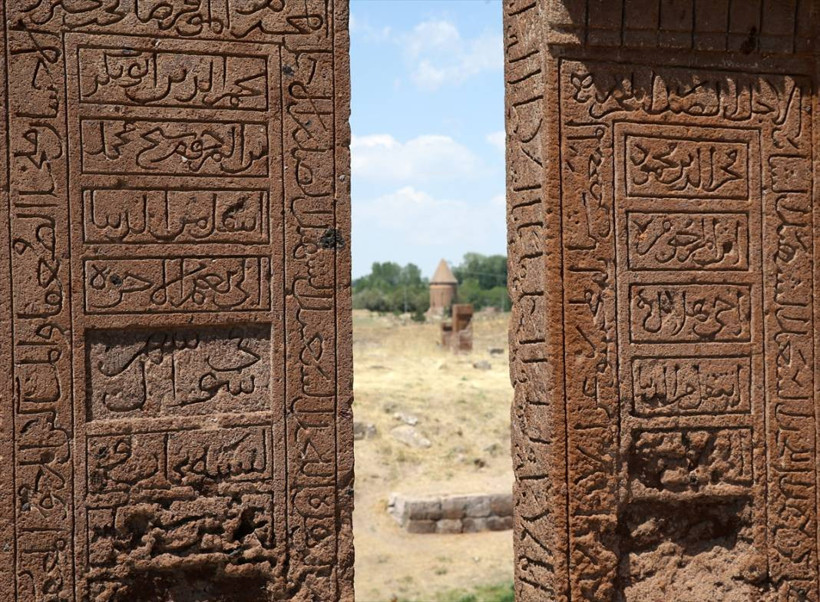 Selçuklu Meydan Mezarlığı'nda tahrip olan 80 mezar taşı restore edildi - Resim: 1