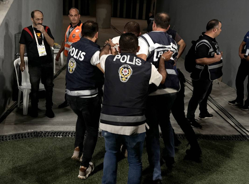 Fenerbahçe-Göztepe maçında Ali Koç'u iten kişi gözaltına alındı - Resim: 5