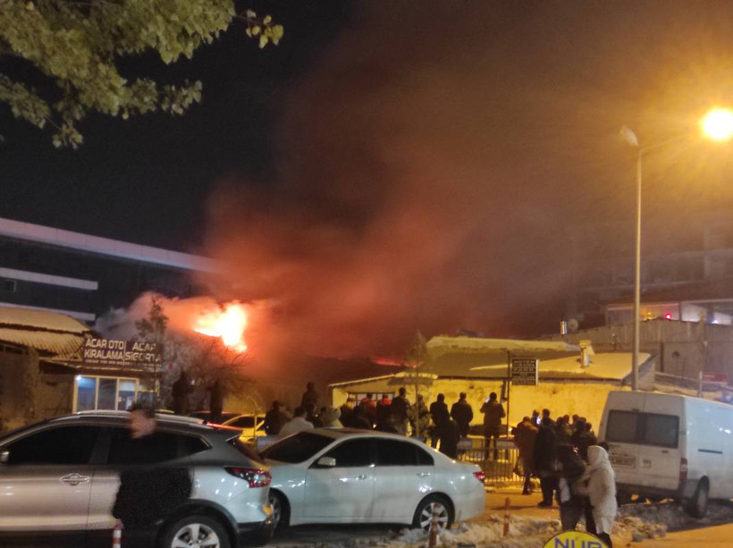Van'ın Mısır Çarşısı’ndaki yangında 60 iş yeri zarar gördü - Resim: 1