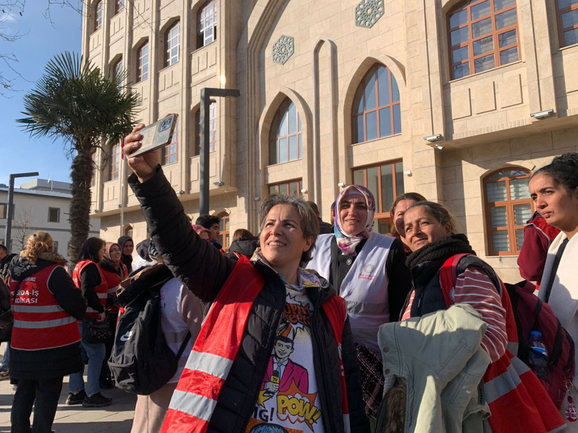 Polonez fabrikası önünde zafer halayı: ‘Birleşen işçiler asla yenilmez’ - Resim : 2