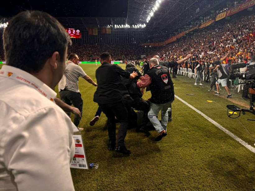 Ali Koç'a Göztepe maçında saldırı: Su şişesi atıldı, ittirildi, yere düştü - Resim: 6