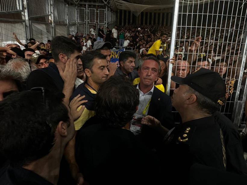 Ali Koç'a Göztepe maçında saldırı: Su şişesi atıldı, ittirildi, yere düştü - Resim: 3