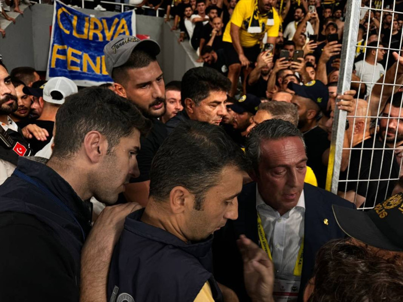 Ali Koç'a Göztepe maçında saldırı: Su şişesi atıldı, ittirildi, yere düştü - Resim: 1