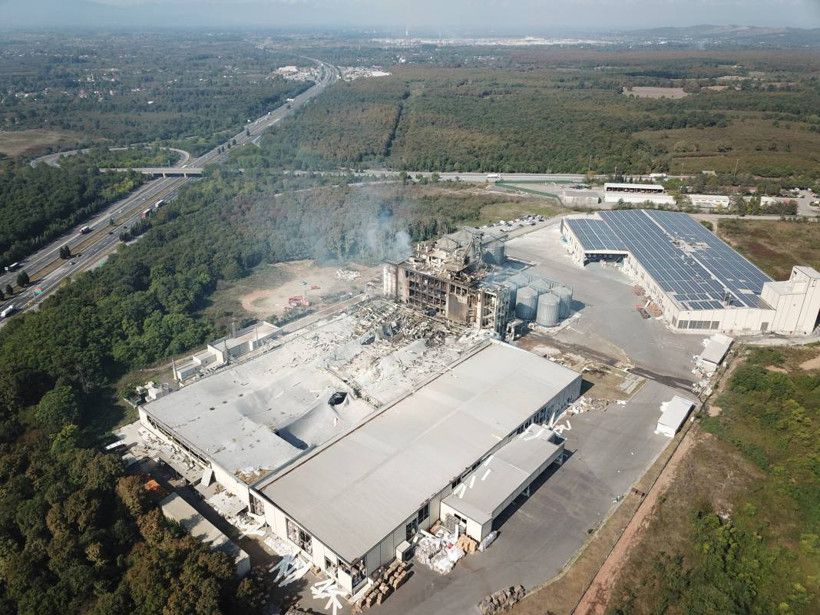 Hendek'te patlama meydana gelen fabrikanın son hali: Silolarından duman çıkmaya devam ediyor - Resim: 4