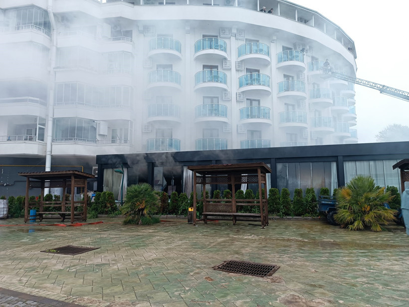 akcakocada-otelde-yangin-10-kisi-duman-47577-1.jpg