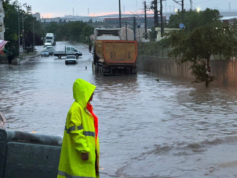 ankarada-siddetli-yagis-yollar-coktu-47956-1.jpg