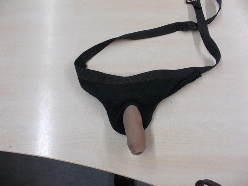 Polise idrar örneği yerine plastik penisten su verdi - Resim : 1