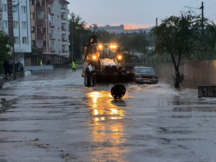 ankarada-siddetli-yagis-yollar-coktu-47956.jpg