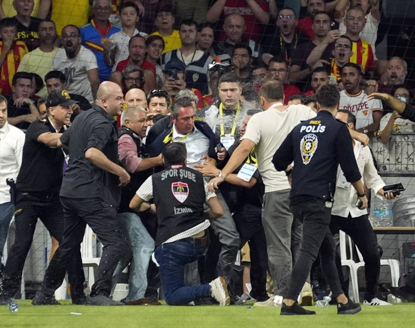 Ali Koç'a Göztepe maçında saldırı: Su şişesi atıldı, ittirildi, yere düştü - Resim: 13