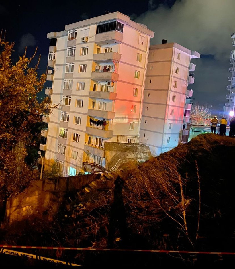 Daha önce şikayet edilen bölgedeki istinat duvarı çöktü: 88 daire boşaltıldı - Resim : 1