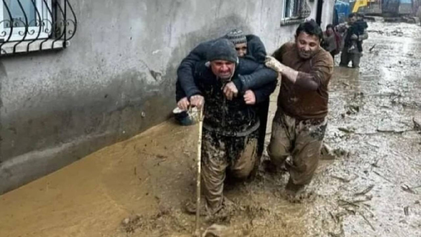 Şırnak'ta çığ ve sel: 40 yolcu kurtarıldı, bir TIR şoförü ağır yaralı