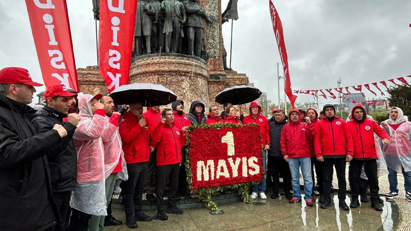 DİSK Taksim Meydanı'na çelenk bıraktı