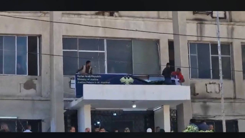 Şara 'ulusal dil' kabul etmişti... Haseke Adliyesi’nde Kürtçe tabela indirildi; Halk protesto etti