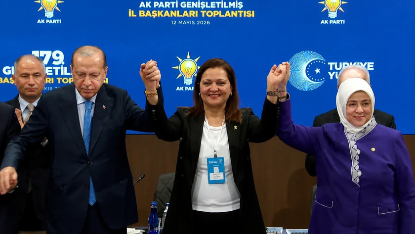 Burcu Köksal AKP'ye katıldı, rozetini Erdoğan taktı