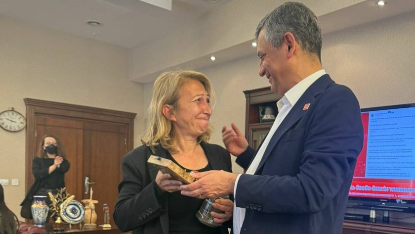 Özgür Özel genel başkanlık mührünü Derici’ye emanet etti