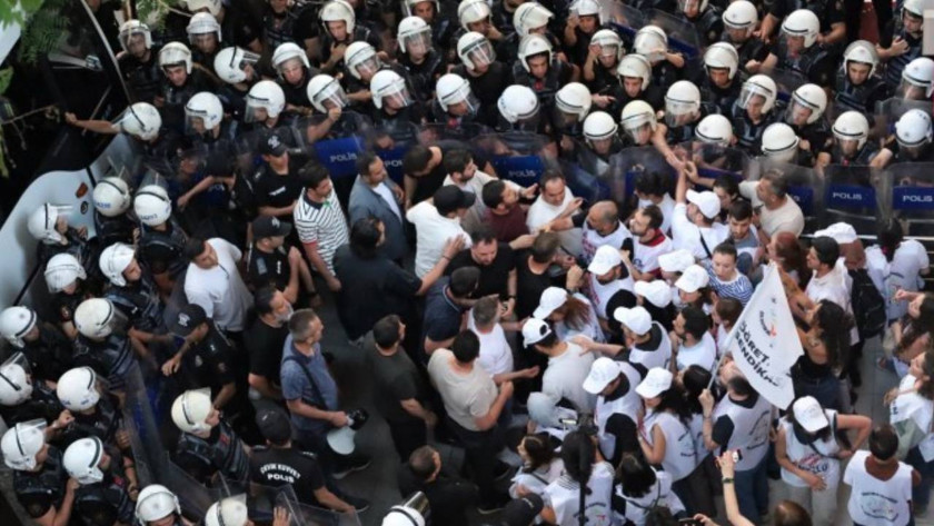 Açlık grevindeki öğretmenlere polis müdahalesi; Darp edilip yerlerde sürüklendirler