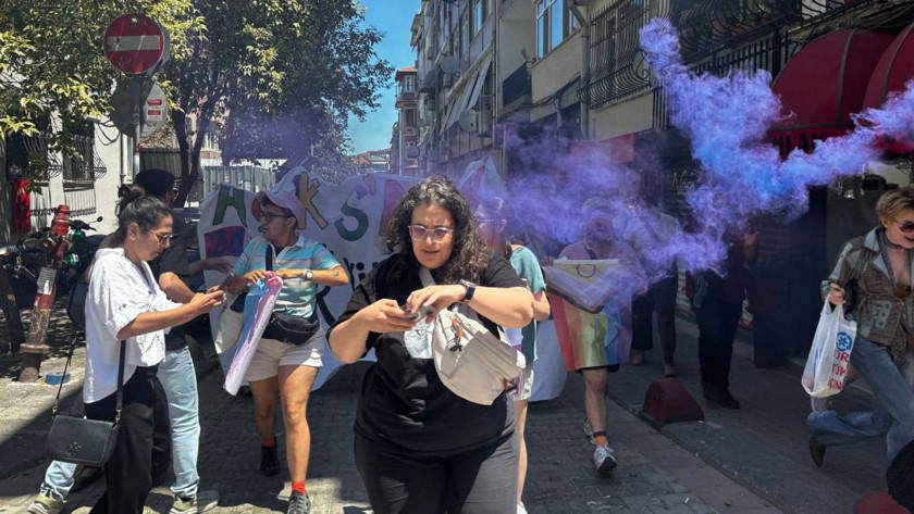 İstanbul Onur Yürüyüşü'ne polis müdahalesi: En az 50 gözaltı
